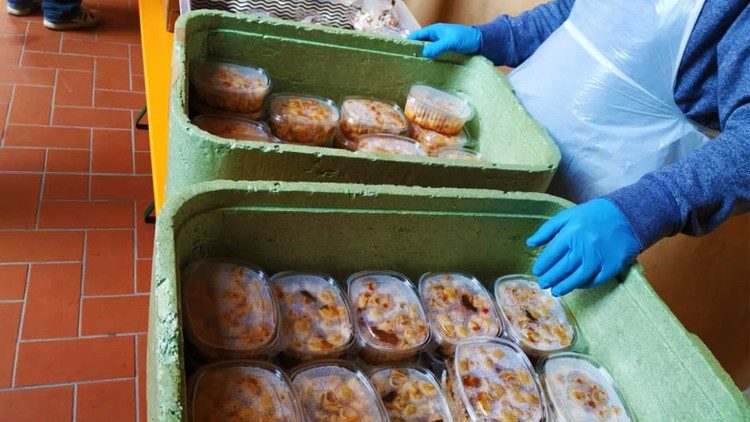 Volontari dell'Antoniano distribuiscono pasti caldi a Bologna