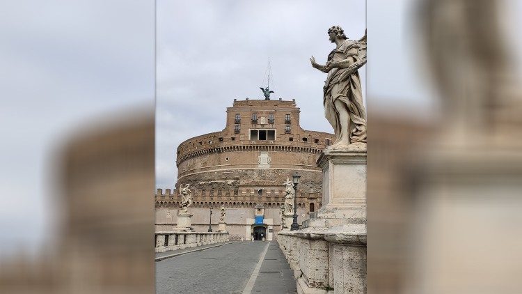 Ponte que leva ao Castel Sant'Angelo, no alto do castelo a estátua de São Miguel Arcanjo