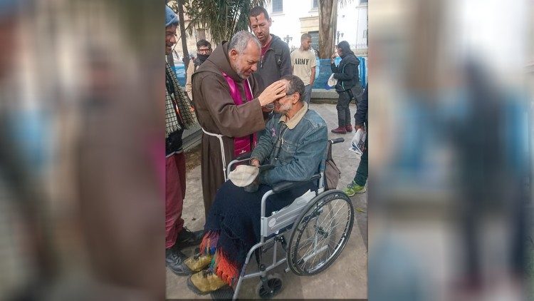 Fray Ñero junto a un "ciudadano de la calle"
