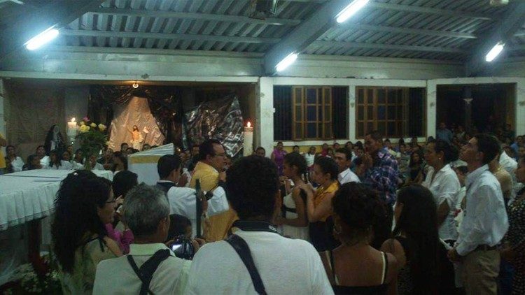 2020.03.19 Vigilia Pascual, los fieles se congregan para celebrar el triunfo de Cristo sobre el pecado