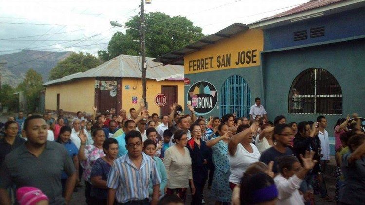 2020.03.19 Al día siguiente de la vigilia, la feligresía se congrega y recorre las calles en la madrugada con las imágenes de Cristo