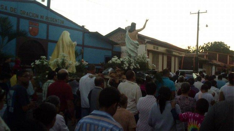 2020.03.19 Al día siguiente de la vigilia, la feligresía se congrega y recorre las calles en la madrugada con las imágenes de Cristo