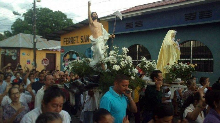 2020.03.19 Al día siguiente de la vigilia, la feligresía se congrega y recorre las calles en la madrugada con las imágenes de Cristo