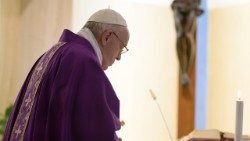 2020.03.23-Papa-Francesco-celebra-la-Messa-a-casa-Santa-Marta-11.jpg
