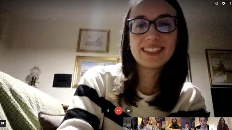 Caterina e seus amigos conectados para rezar