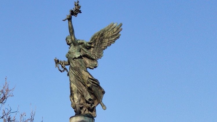 Una Vittoria alata del ponte Vittorio Emanuele II, Roma 