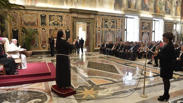 Schwester Veronica Donatello, bei der italienischen Bischofskonferenz zuständig für Menschen mit Behinderung, übersetzt in Gebärdensprache (Archivbild)