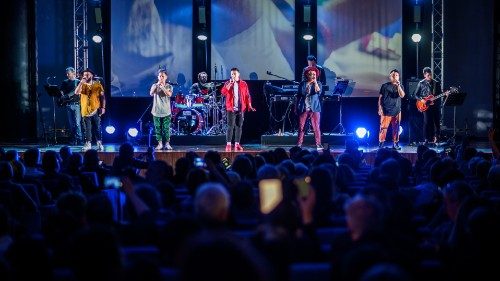 Coronavirus. Gen Rosso in streaming: #distantimauniti