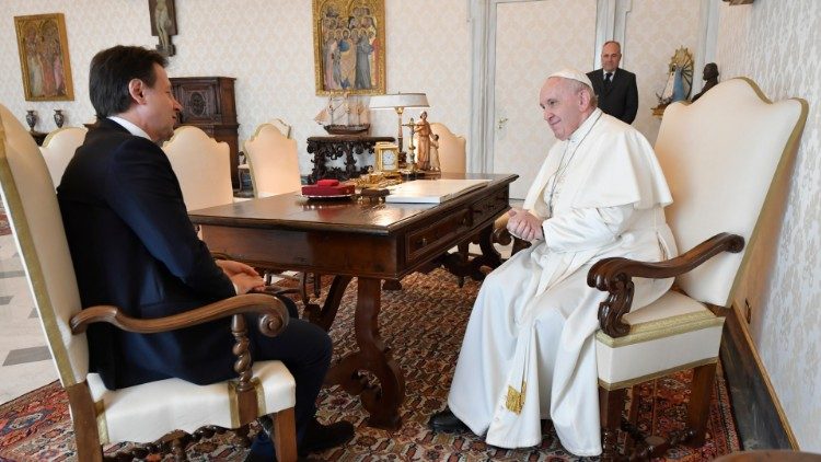 Giuseppe Conte et le Pape François le 30 mars dans la bibliothèque du palais apostolique. 