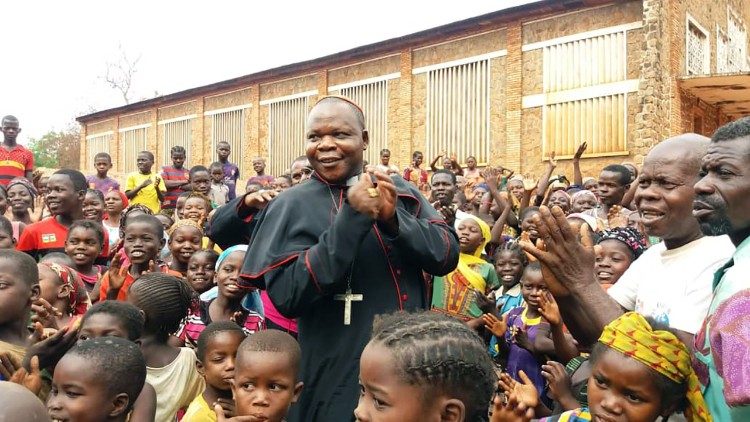 Le cardinal Nzapalainga avec des enfants centrafricains.