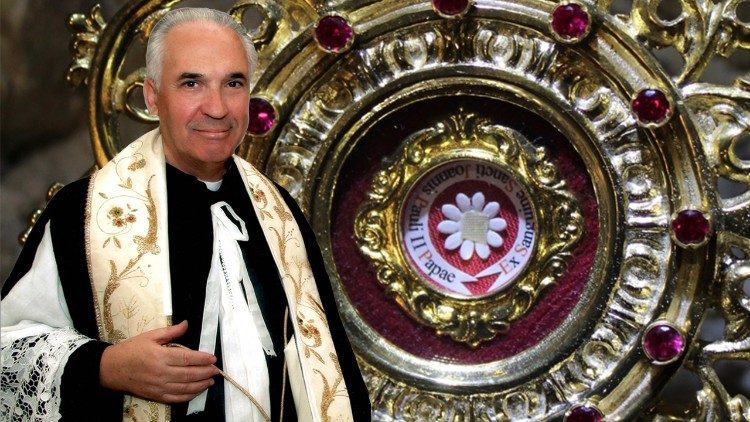 Don Silvio Buttitta; sullo sfondo, reliquia di San Giovanni Paolo II custodita nella parrocchia Sant'Agata La Pedata di Palermo
