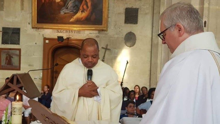 P. Tomás Kapingala, Missionário Salettino, numa celebração eucarística