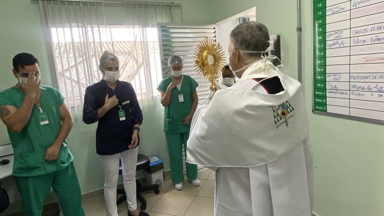 Bispo de Registro leva o Santíssimo ao hospital da cidade