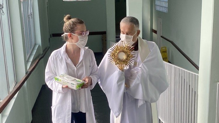 Bispo de Registro leva o Santíssimo ao hospital da cidade