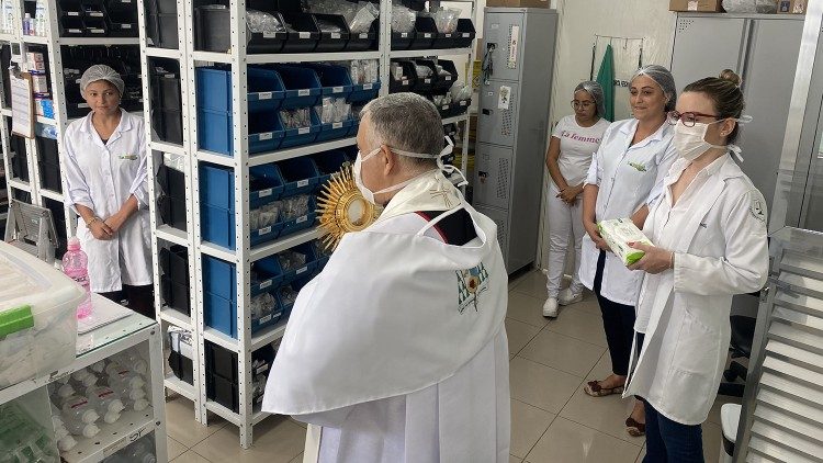 Bispo de Registro leva o Santíssimo ao hospital da cidade
