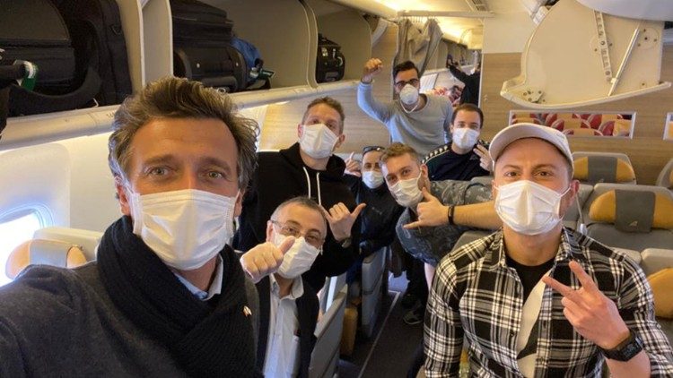 Ջեննարօ Արման իր անձնակազմի անդամներից մի քանիսի հետ ինքնաթիռի սրահում՝ Իտալիա վերադարձի ճանապարհին  