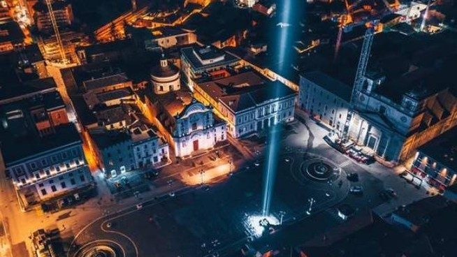 L' Aquila: Piazza Duomo deserta e un fascio di luce blu , davanti a S. Maria del Suffragio, sale al cielo per commemorare le 309 vitime del teremoto del 6 aprile 2009. Foto Comune de L' Aquila