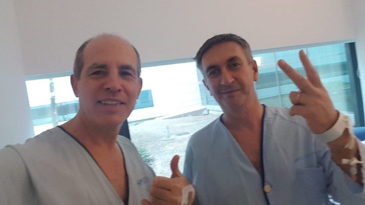 Fernando (Izq.) y su compañero de habitación, ambos recuperados del coronavirus, escuchaban juntos la Misa del Papa en Santa Marta gracias a Vatican News.