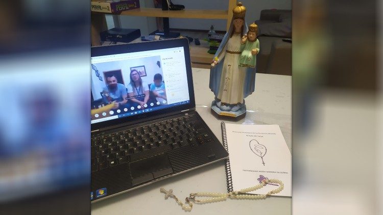 2020.04.08 Comunità cattolica segue le celebrazioni liturgiche da casa con l'aiuto dei mezzi di comunicazione - Brasile