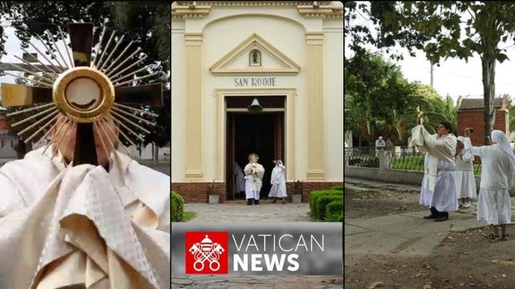 El padre Sebastián bendice al barrio con el Santísimo en la Iglesia San Roque de la Ciudad de San Pedro, provincia de Buenos Aires., Argentina.