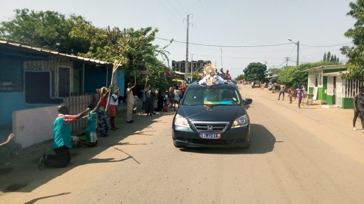 Le Très Saint Sacrement, dans les rues de la paroisse Cœur Immaculé de Marie de l’Impérial à Grand-Bassam
