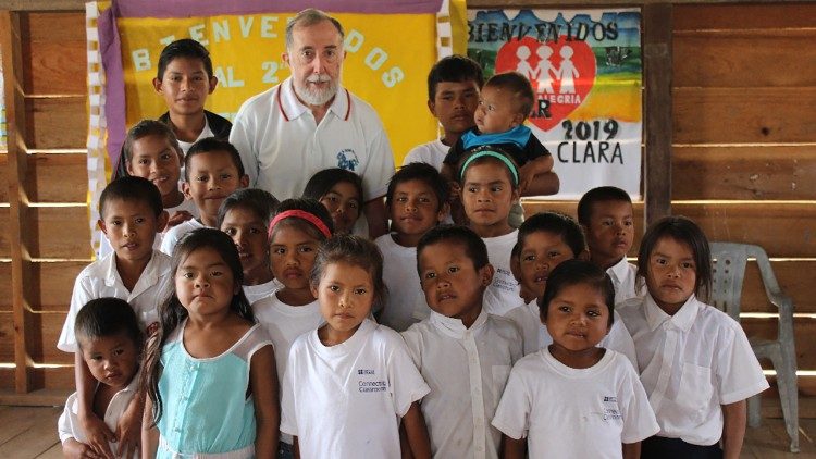 Monseñor Felipe González en el colegio de Fe y Alegría de Manak-kru