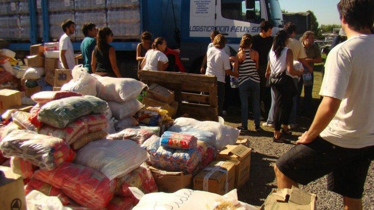Colecta de alimentos para los más necesitados. Imagen tomada antes de la pandemia.