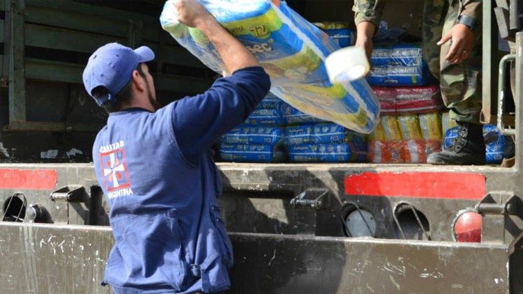 Trabajo solidario de Caritas. Imagen tomada antes de la pandemia.