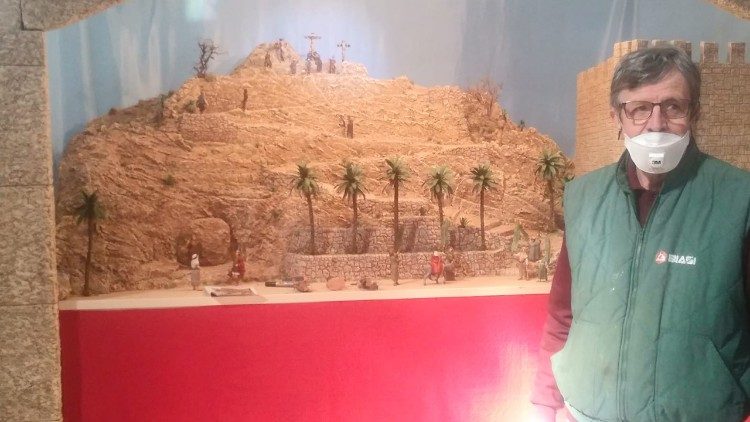 Il presepista Giuseppe Bello con la sua opera