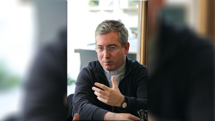 Padre Fernando Prado Ayuso  publica la obra “Tejer historias. Comunicar esperanza en tiempos de pandemia” 