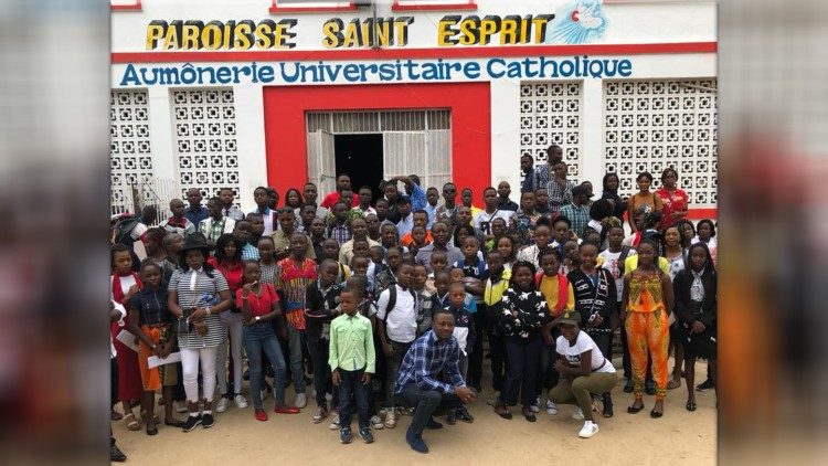 Les fidèles de la paroisse de Kisangani, avant la pandémie de la maladie Covid-19. 