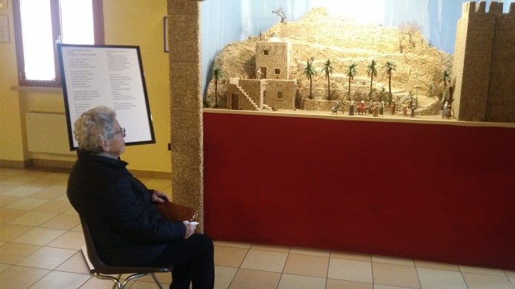 Il presepe pasquale di Roncolevà portato lo scorso anno in una casa di riposo