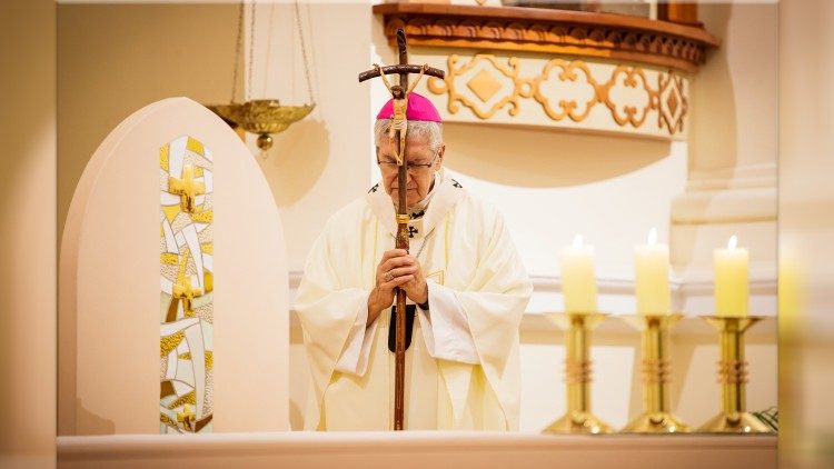 Monseñor Carlos Castillo.