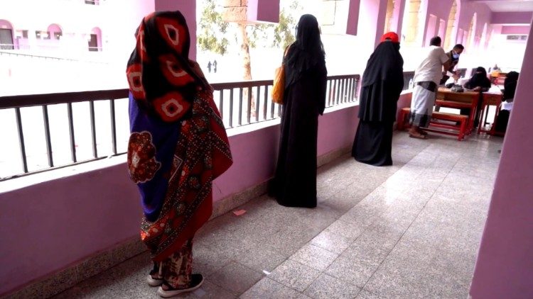 Yemen: le file per il ritiro del pacco alimentare con il mantenimento della distanza 