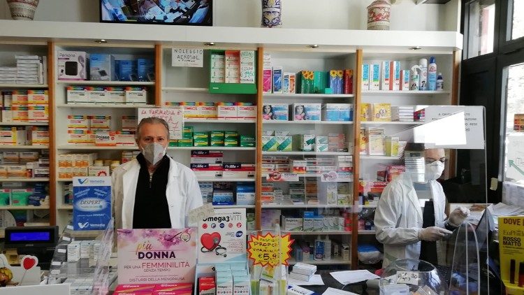 2020.04.16 Farmacia nel quartiere della Cecchignola a Roma