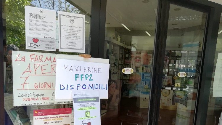 2020.04.16 Farmacia nel quartiere della Cecchignola a Roma