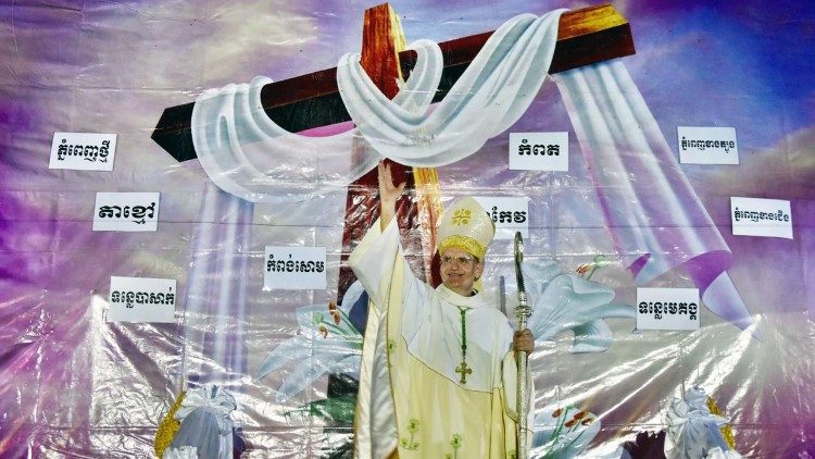 Mgr Schmitthaeusler durant les célébrations de la semaine sainte, au Cambodge. 