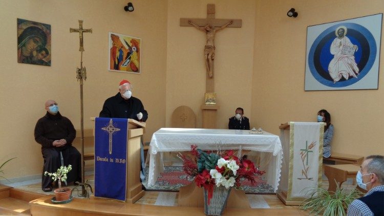 Il cardinale Bassetti  in una foto di repertorio durante una visita nel carcere di Perugia
