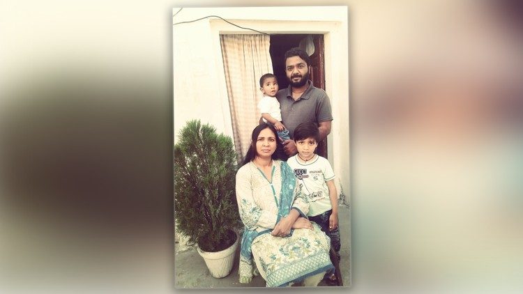 Vicky with his parents and a brother