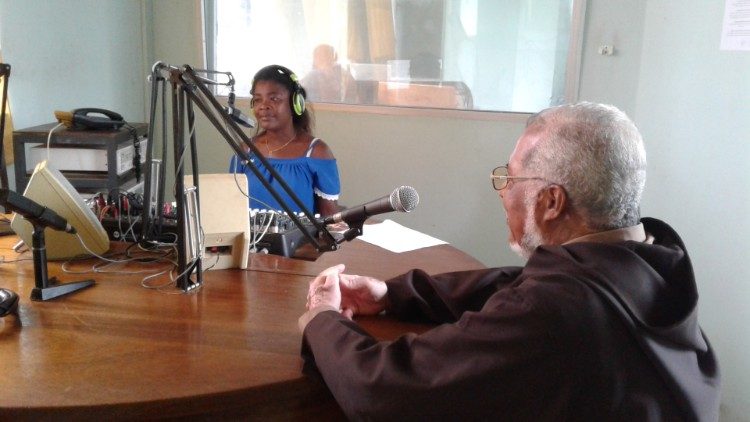 Estúdio de produção na Rádio Jubilar (São Tomé e Príncipe)