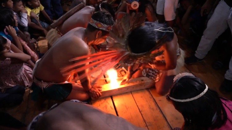 Indios del pueblo Ticuna en Amazonia