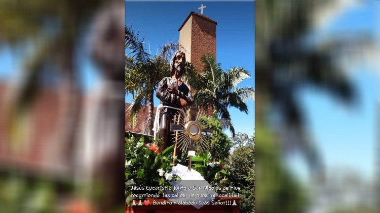 Jesús Sacramentado y San Nicolás de Flue recorren las calles del barrio argentino.