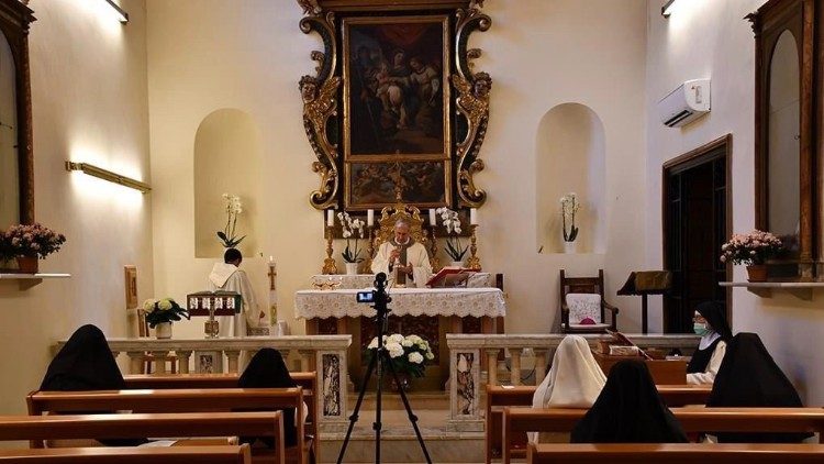 La Messa celebrata da monsignor Boccardo nel monastero delle Benedettine celestine di Castel Ritaldi