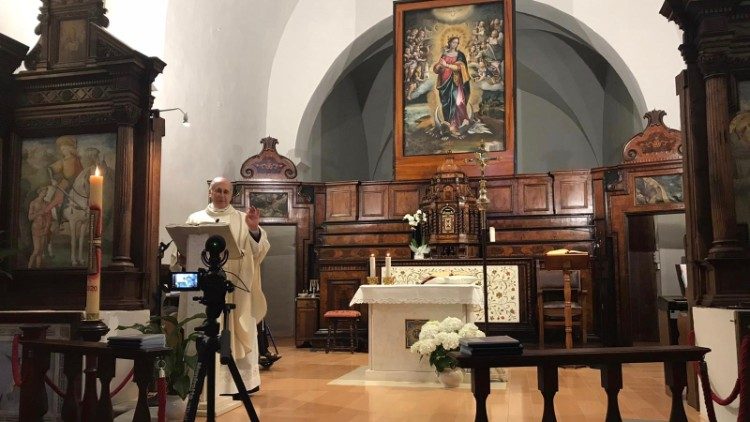 La Messa celebrata da mons. Boccardo nel monastero delle clarisse di Trevi