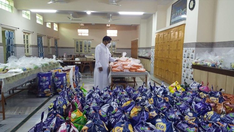 जरूरतमंद लोगों को बांटे जाने वाले राशन के सामान गोदान में 