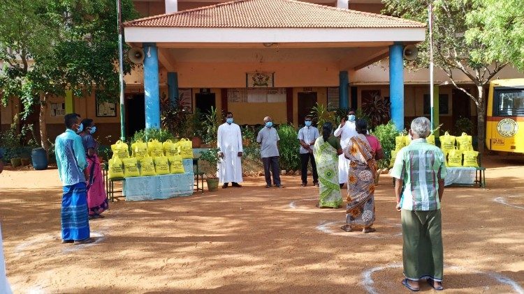 India, distribuzione di aiuti organizzata dalla famiglia Lasalliana
