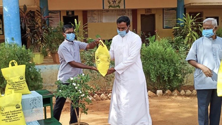 Distribuzione di aiuti dei Lasalliani in India