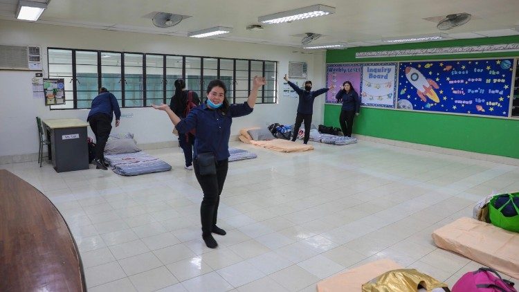Filippine, Università Lasalliana, gli operatori impegnati nella distribuzione di kit sanitari con i senzatetto ospitati dall'ateneo
