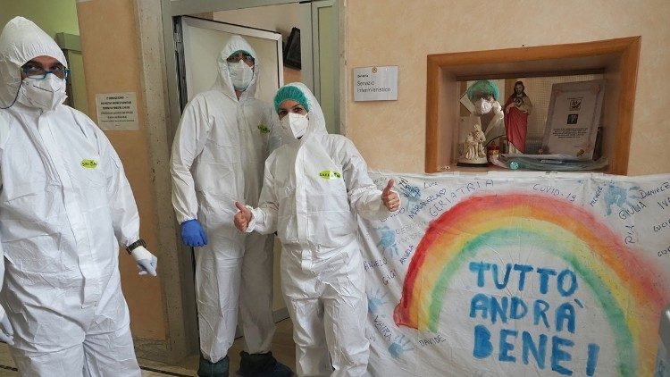 Medici e operatori sanitari di Casa Sollievo della Sofferenza