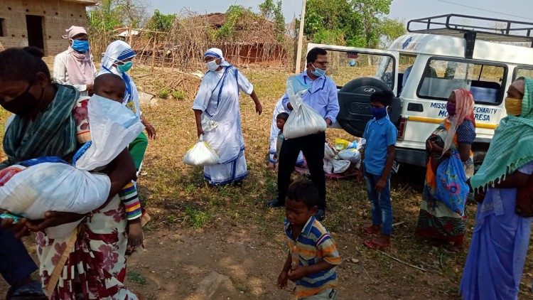 डाल्टेनगंज विशप हाऊस के पुरोहित एवं चैरिटी धर्मबहनें लोगों को राशन बांटते हुए